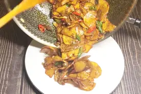 干锅土豆片这么做才好吃，过程配料告诉你，香辣爽口又下饭视频封面