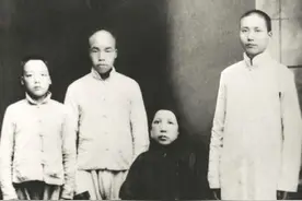 得知妈妈临终呼喊石三伢子，毛泽东倚棺痛哭，写下生平最长的诗歌图片