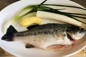 葱油鲈鱼的家常做法，料汁这么调！味道鲜美葱油味更足图片