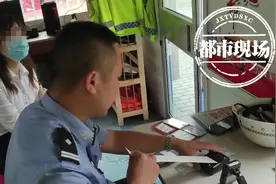 南昌：奥迪车过水坑不减速，多名行人被溅一身水！司机被罚款150元图片