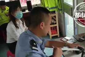 南昌：奥迪车过水坑不减速，多名行人被溅一身水！司机被罚款150元图片