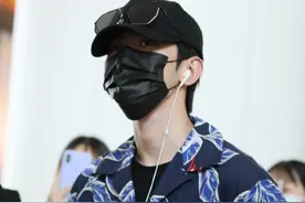 蔡徐坤机场搭配，花衬衣搭配黑色长裤，清爽舒适的私服图片