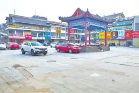 河南开封鼓楼新天地私设停车场乱收费，负责人：我租的地，想干什么都行图片