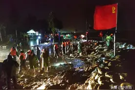 海霞：风雨面前，大家携手同行，我们一定行！河南老乡，加油！​图片