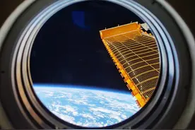 我国航天员自拍睡眠舱，每人都有一扇小窗户，头枕星空入眠图片