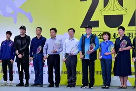 久违了！国羽功勋主帅陪同儿子现身南宁，助阵羽毛球业余赛图片