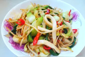 天冷了，豆芽与2种食材搭配着吃，清淡美味，没肉也香，实惠下饭图片