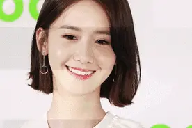 韩国明星被闪光灯怼脸为何面不改色？图片