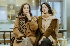年龄相差24岁，50+的妈妈却比女儿更会穿，果然女人越老越迷人图片
