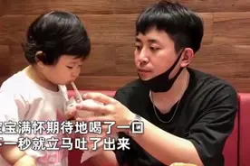 萌娃人生中第一次喝可乐，满怀期待大吸一口，下一秒表情瞬间凝固图片