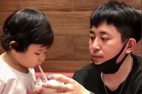 萌娃人生中第一次喝可乐，满怀期待大吸一口，下一秒表情瞬间凝固图片