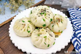 想吃水煎包不用买，自己在家就能做，详细做法告诉你，看完你也会图片