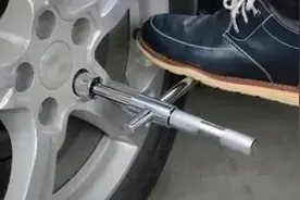 新车的螺丝为什么没有被拧动过的痕迹，难道不是拧上的么？图片