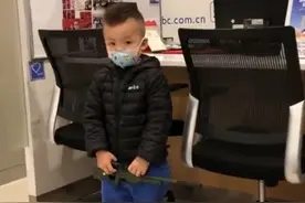 陕西一男孩拿玩具枪遇拿真枪押运员站着不敢动！网友：两人都紧张图片