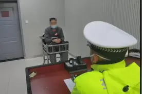 俩个司机在高速路上一言不合就“飙车” 变身“武状元”双双被拘图片