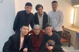 少马爷罕见现身，与郭德纲合作《太平歌词》，75岁风采不减当年图片