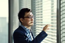 拼多多被调查，新华社发三个“拒绝”，网友：关注一下某快递公司图片