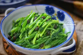 我家晚餐都是素菜，教你油麦菜好吃的做法，越嚼越香，好吃不胖图片
