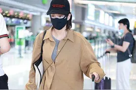 张馨予挺会赶时髦，穿男式衬衫玩“下衣失踪”，配长靴也不怕捂脚图片