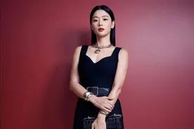 二胎后的全智贤高调出现，红唇黑裙穿出千颂伊气场，粗壮手臂抢眼图片
