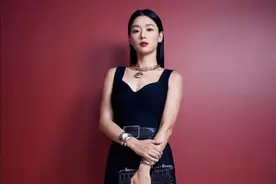 二胎后的全智贤高调出现，红唇黑裙穿出千颂伊气场，粗壮手臂抢眼图片