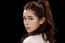 哈妮克孜对自己的美貌太自信，竟穿上“灰姑娘的裙子”，美呆了！图片