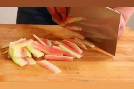 西瓜皮新吃法，简单一炒，清脆爽口，解腻下饭图片