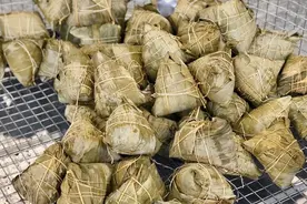 号称苏州最好吃的粽子，大肉粽一绝，端午节排队2小时才能买上图片