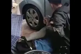 男孩给受伤外卖小哥打伞：唯有善良让人温暖图片