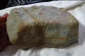 这块白盐砂翡翠原石出了两条冰种手镯，令人心动图片