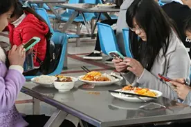 大学一个月3000元生活费多吗？看完这张档次表，家长感觉被骗了图片