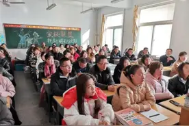 辣妈穿“蕾丝镂空”开家长会，引网友热议，家长：来走红毯吗图片