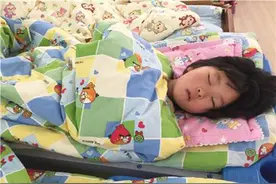 幼儿园老师发孩子午睡照，宝妈看出“睡姿端倪”，要求一视同仁图片