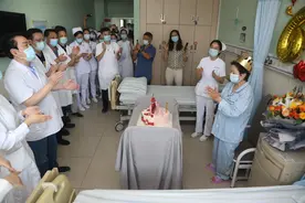 四川婆婆罹患肝硬化晚期，换肝续命后医护为她庆祝“重生”图片
