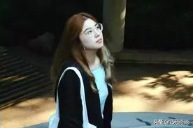 女画家表演“人体爬书”被网友质疑，称一般人看不懂，你怎么看？图片