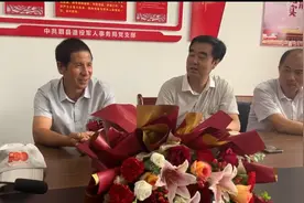 “当听到习总书记提到深刻怀念革命烈士时，我想起了我的儿子…”图片