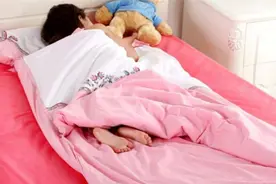 孩子半夜喜欢蹬被子？他们不是“嫌热”，而是有自己的“苦衷”图片
