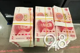 比5升桶装水都重！杭州女子抱着六十万，太感慨…图片