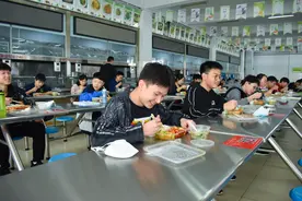 「直击郑州初三复学首日」每班配备副班主任，就餐实行配餐到班+食堂用餐图片