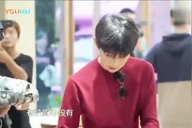 王源面对美食迫不及待的模样太呆萌，一旁的小姐姐都被萌化了！视频封面