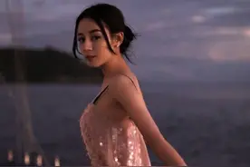 迪丽热巴化身美人鱼，黄昏下侧颜美好 ​图片