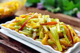 鲜黄花菜，直接炒可不对，老人们常用的三招，教你吃的安全又爽口图片