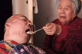 2017年，83岁母亲喂智障儿60颗安眠药，自首后称：我陪他一起死图片