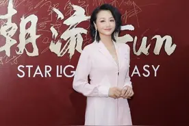 曹颖品味真不俗，穿西装缝一截“丝巾”点缀，高级干练不失灵动图片