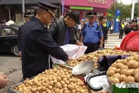 在向阳路摆摊被城管警告……图片
