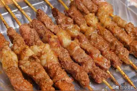 自己在家烤羊肉串，一个电饼铛就足够了，烤好的羊肉串鲜嫩焦香图片