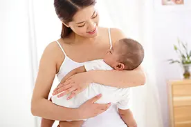 为什么宝宝横着抱就哭，竖着抱就笑，知道这个原因宝妈不再头疼图片