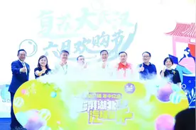 楚河汉街开夜市 "武汉好货"纷纷出摊图片