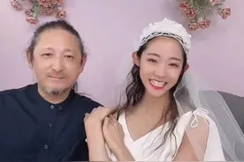 三宝小24岁妻子庆结婚四周年，穿婚纱肤白貌美，夫妻同框似两代人图片
