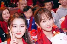 关晓彤和杨紫聊天太嗨，却忘记摄像头，看清坐姿后：涵养装不出来图片